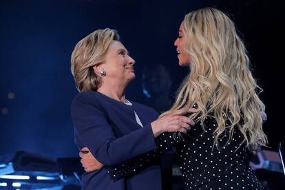 Hillary Clinton y Beyoncé en un acto de campaña de la demócrata el 4 de noviembre de 2016.