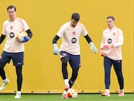Los porteros del Barça, Szczesny, Joan García y Ter Stegen, el lunes en el entrenamiento del Barça.