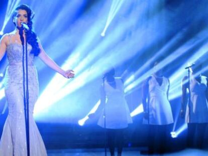 La cantante Ruth Lorenzo interpreta &#039;Dancing in the rain&#039;. 