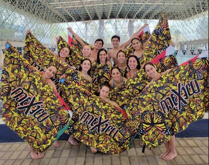 El equipo de natación artística antes de competir en el Mundial de Egipto