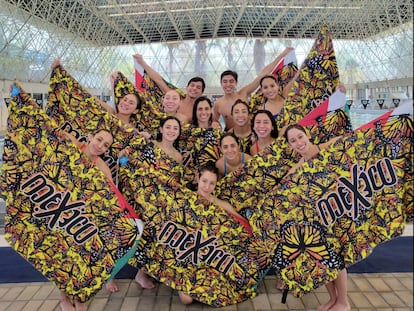 El equipo de natación artística antes de competir en el Mundial de Egipto.