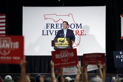 Ron DeSantis da un discurso este domingo en Florida.