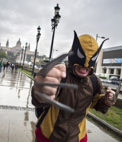 Un figurante, en la avenida Maria Cristina.