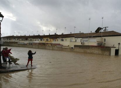 Vista de una de las barriadas de Lora del Río afectada por las inundaciones.