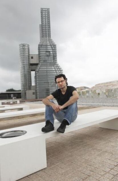 El artista lucense Carlos Maciá, ayer, en la Cidade da Cultura.
