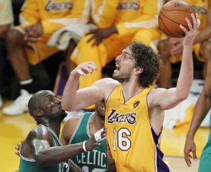 Pau Gasol en una entrada a canasta en el sexto partido de la final.