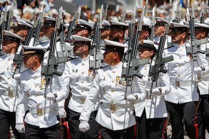 Miembros de la Armada desfilan en el Día de las Fuerzas Armadas, el 28 de mayo del año pasado en Huesca.
