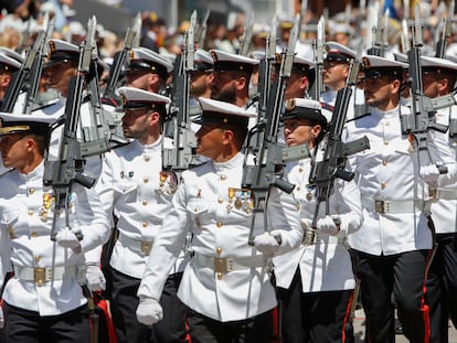 Miembros de la Armada desfilan en el Día de las Fuerzas Armadas, el 28 de mayo del año pasado en Huesca.