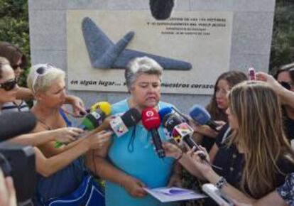 La presidenta de la Asociación de Afectados del Vuelo JK5022, Pilar Vera durante un acto de homenaje en el monumento a los fallecidos. EFE/Archivo