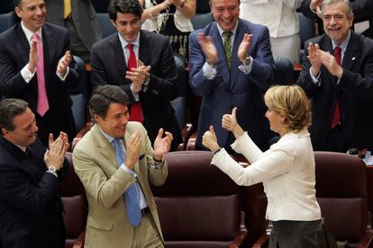 En 2007, la candidatura de Esperanza Aguirre obtiene el mejor resultado en la historia del PP en la Comunidad de Madrid, con un 53% de los votos y más de 1,6 millones de sufragios (67 escaños de 120). La izquierda (PSOE más IU) se queda en un 42,3%. En la imagen, Esperanza Aguirre es aplaudida por miembros de su grupo, entre ellos Ignacio González (el primero frente a ella), encarcelado años después por corrupción, en el pleno de su investidura como presidenta de la Comunidad de Madrid, en junio de 2007.