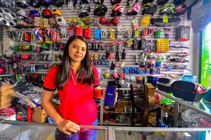 La dependiente de una tienda de complementos para móviles en San Salvador, El Salvador, el pasado 10 de septiembre de 2021.