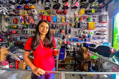 La dependiente de una tienda de complementos para móviles en San Salvador, El Salvador, el pasado 10 de septiembre de 2021.