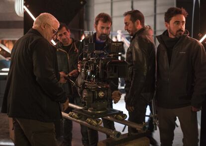 Los técnicos preparan el rodaje de una escena de 'El Embarcadero', estrenada a mediados de enero.