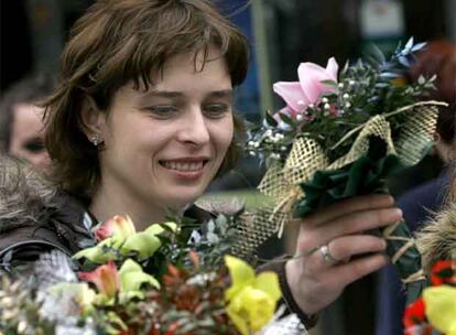 Una mujer compra un ramo de flores en Sarajevo. En muchos países el 8 de marzo se celebra con flores.