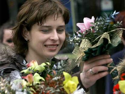 Una mujer compra un ramo de flores en Sarajevo. En muchos países el 8 de marzo se celebra con flores.