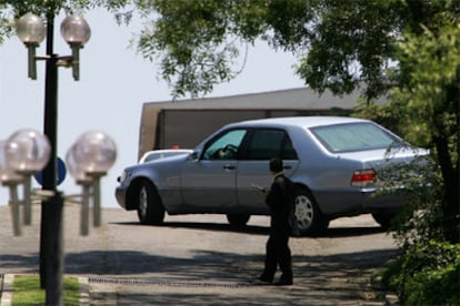 El coche de Pinochet abandona el recinto militar donde se ha realizado el careo.