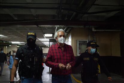 Ese mismo día, el presidente y fundador de elPeriódico, José Rubén Zamora, fue detenido en su residencia, allanada igualmente, por presuntos cargos de lavado de dinero. En la imagen, agentes de la Policía Nacional de Guatemala trasladan a Zamora momentos después de su detención en Ciudad de Guatemala, el 29 de julio de 2022.
Zamora esperaba la audiencia en la que el juez de turno le expondría los motivos de su detención.