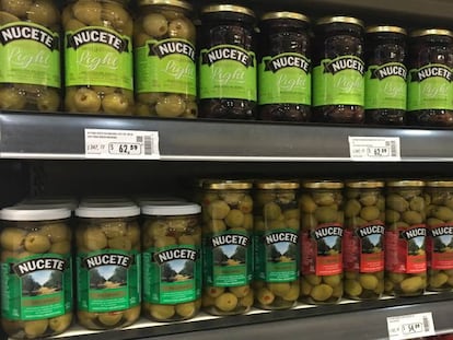 Expositor de un supermercado de Buenos Aires con parte de la gama de olivas que comercializa Nucete .