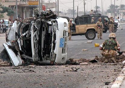 Soldados británicos y policías iraquíes registran el lugar del ataque de ayer en Basora, al sur de Irak.