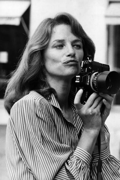 Charlotte Rampling. Así se lleva una camisa de rayas.