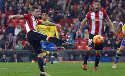 Muniain dispara a puerta.