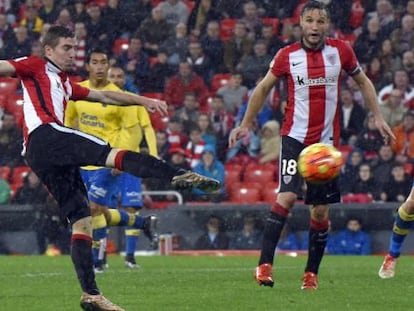 Muniain dispara a puerta.