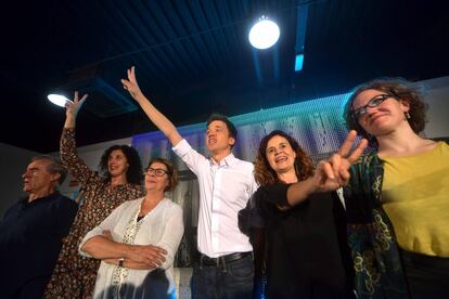 El líder de Más País, Íñigo Errejón (c), acompañado de la eurodiputada del Grupo de los Verdes/Alianza Libre Europea, Marie Toussaint (d), y la candidata número 1 de la formación por Sevilla, Esperanza Gómez (2d), saludan a los asistentes al acto de inicio de campaña que ha tenido lugar esta noche en Sevilla.