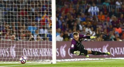 Cillessen recibe el gol de Deyverson. 