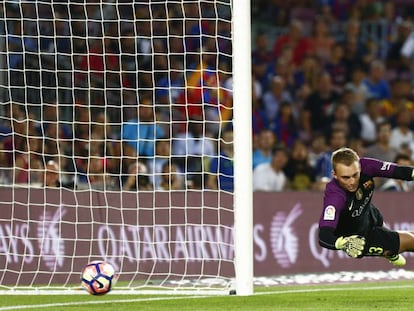 Cillessen recibe el gol de Deyverson. 