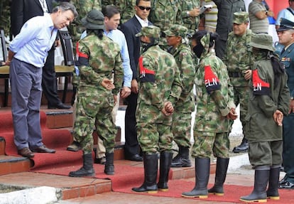 Santos habla con los guerrilleros del ELN desmovilizados.