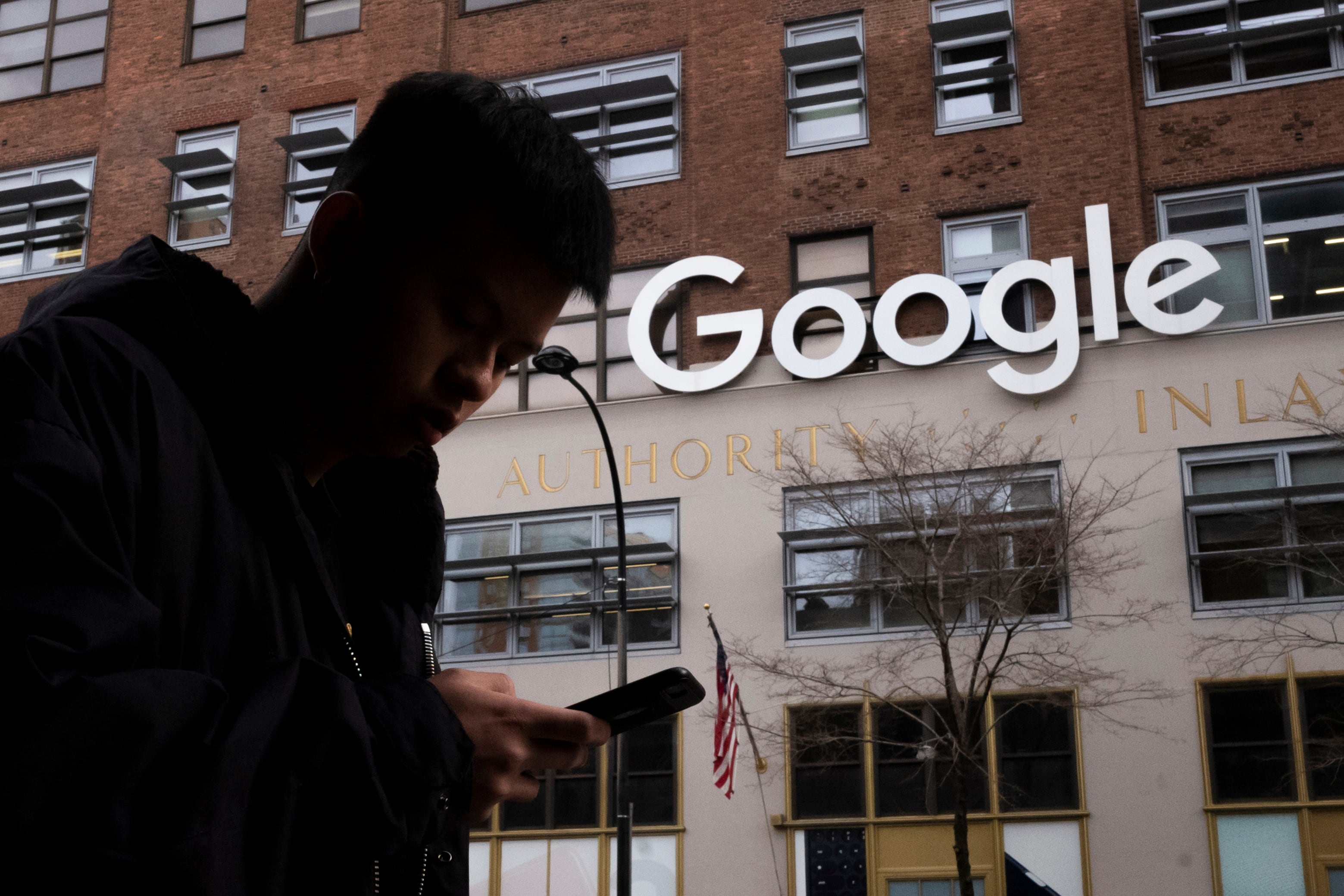 Un hombre pasas delante de la sede de Google en Nueva York.