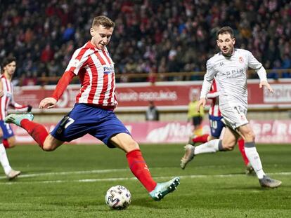 Saponjic remata a puerta durante el Cultural Leonesa-Atlético de Copa.