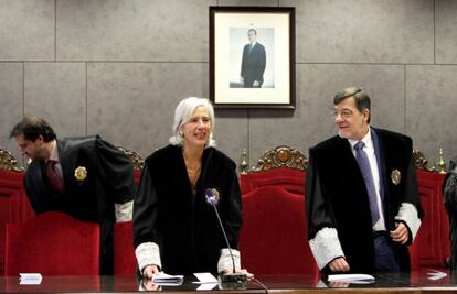 Garbiñe Biurrun, en su toma de posesiòn, con Juan Luis Ibarra a la derecha.