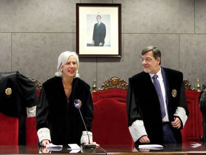 Garbiñe Biurrun, en su toma de posesiòn, con Juan Luis Ibarra a la derecha.