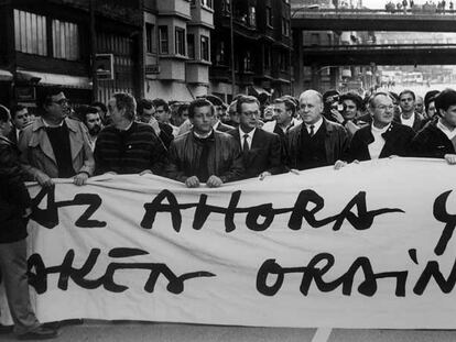 Cabecera de la manifestación de marzo de 1989, con Txiki Benegas, Xabier Arzalluz, José Antonio Ardanza y Ramón Jáuregui, entre otros.