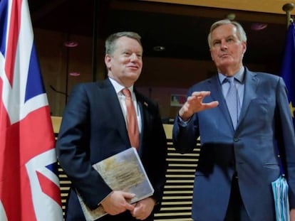 El negociador británico para el Brexit, David Frost, junto al negociador de la UE, Michel Barnier. 
 