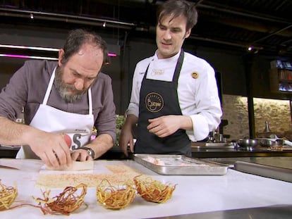 Karra Elejalde y Senén González en el primer capítulo de 'S.O.S. Alimentos. Karra al rescate'.