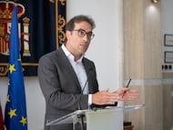 El vicepresidente primero y ministro de Economía, Comercio y Empresa, Carlos Cuerpo, atendía a los medios en la Delegación del Gobierno de Ceuta el 24 de agosto.