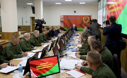 Lukashenko, durante una reunión con el Consejo de Defensa de Bielorrusia, este sábado en Minsk.