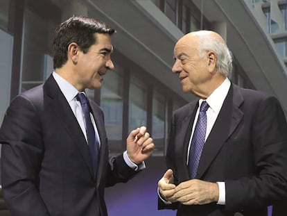 El expresidente del BBVA, Francisco González (derecha), con su sucesor, Carlos Torres.