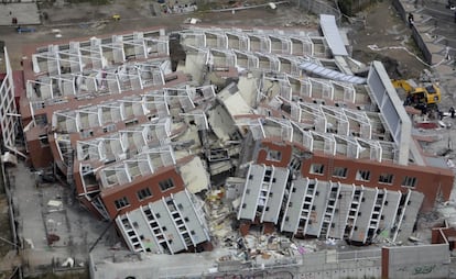 Vista aérea de um edifício desabado em Concepción, Chile, em 27 de fevereiro de 2010.