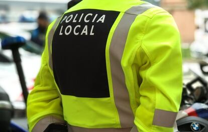 Un agente de policía local.