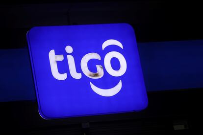 El logo de Tigo en una tienda en Bogotá (Colombia).