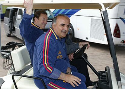 Iñaki Sáez, ayer, junto al preparador físico Manolo Delgado Meco, a bordo de un carrito de golf.