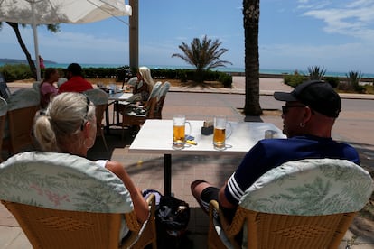 Una pareja de turistas en una terraza en Palma, este martes.