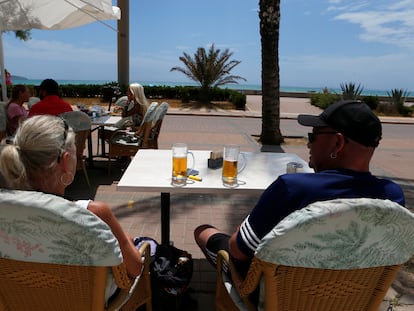 Una pareja de turistas en una terraza en Palma, este martes.
