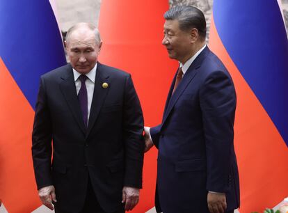 El presidente ruso Vladimir Putin y el presidente chino Xi Jinping se dan la mano durante una reunión bilateral el 16 de mayo de 2024 en Beijing, China. 