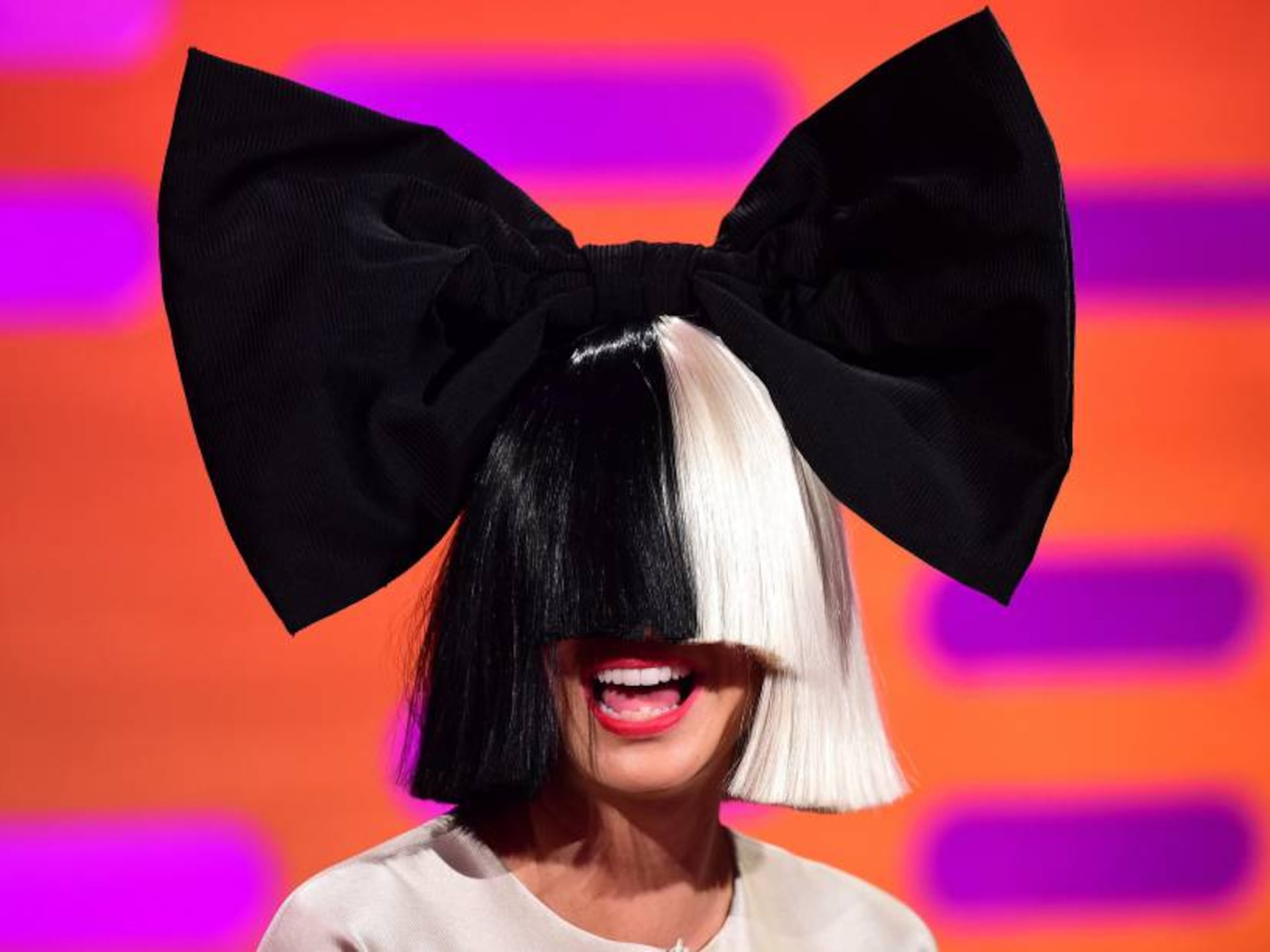 Sia confiesa que liga a cara descubierta en Tinder y detalla cómo intentó suicidarse dos veces | ICON | EL PAÍS