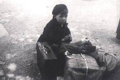 Un niño espera su repatriación, hacia 1939 (AGA, Alcalá de Henares). Fotografía del libro <i>El exilio de los niños.<i>