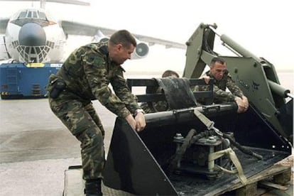 Soldados españoles de la Fuerza de Reacción Rápida de la OTAN preparan el convoy de ayuda humanitaria que viaja hoy, escoltado por soldados del Ejército paquistaní, desde Lahore hacia los alrededores de la localidad de Bagh, su base de operaciones.